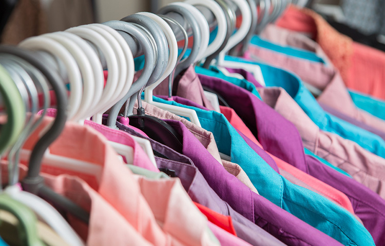 গরমের দিনে হালকা পোশাক পরা খুবই জরুরি। সুতির পোশাক সহজেই ঘাম শুষে নেয় আর দীর্ঘক্ষণ শরীরকে সতেজ রাখে। গরমের সময় সুতি ছাড়া অন্য পোশাক পরলে ঘাম বেশি হয়। তবে অতিরিক্ত ঘামের সমস্যা থাকলে অবশ্যই ভালো কোনো চিকিৎসকের পরামর্শ নেয়া দরকার। ছবি: সংগৃহীত