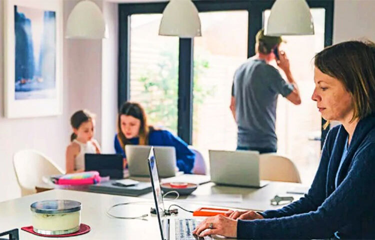 শরীরকে সুস্থ রাখতে গেলে এক জায়গায় অনেকক্ষণ চুপ করে বসে থাকা যাবে না। শরীর ভালো থাকবে রক্ত সঞ্চালন থাকলে। আর রক্ত সঞ্চালন যথাযথ রাখতে গেলে শরীর চলমান রাখা খুবই জরুরি। তাছাড়া বসে কাজ করার ক্ষেত্রে শরীরে যে ক্ষতি হয় সারাক্ষণ একই রকমভাবে বা ভুল পসচারে বসার ফলে তা আরও বাড়ে। তাই সঠিক পসচারে বসাটা খুব জরুরি। ছবি: সংগৃহীত