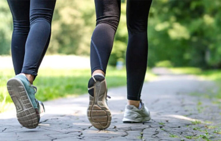 এই ধরনের অসুস্থতা থেকে রক্ষা পেতে গেলে হাতের কাছে প্রতিকারের চেয়ে সহজ উপায় হরো হাঁটা। হাঁটা শরীরে হ্যাপি হরমোনের ক্ষরণ ঘটায়। ছবি: সংগৃহীত
