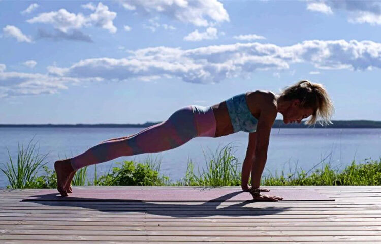 সুস্থ থাকতে নিয়মিত প্ল্যাংক খুব দরকার। এতে ব্যাক পসচার যথাযথ হয়। তবে এটা অভ্যাসসাপেক্ষ। পায়ের আঙুলে হাত ছোঁয়ানোর এক মিনিটের এই জরুরি ব্যায়ামটি ২-৪ বার করাই চলে। ছবি: সংগৃহীত