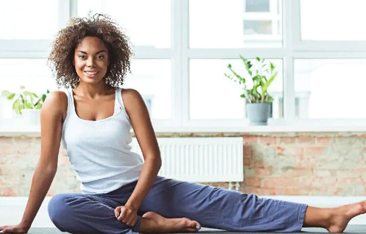 স্ট্রেচিং হল অন্যতম ইজি-টু-ফলো ব্যায়াম। লো-ইনটেনসিটি ব্যায়াম এটি। রক্ত সঞ্চালনের ক্ষেত্রে খুবই কার্যকরী এই ব্যায়াম। ছবি: সংগৃহীত