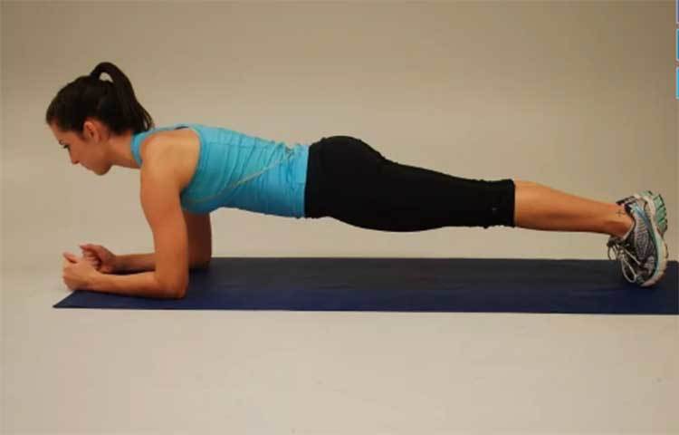 কীভাবে করবেন ব্যায়াম? প্রথমে হাত দুটিকে মুড়ে মাটিতে রেখে সমান্তরালভাবে দেহটাকে শূন্যে রাখুন। পেটের উপর চাপ পড়বে।