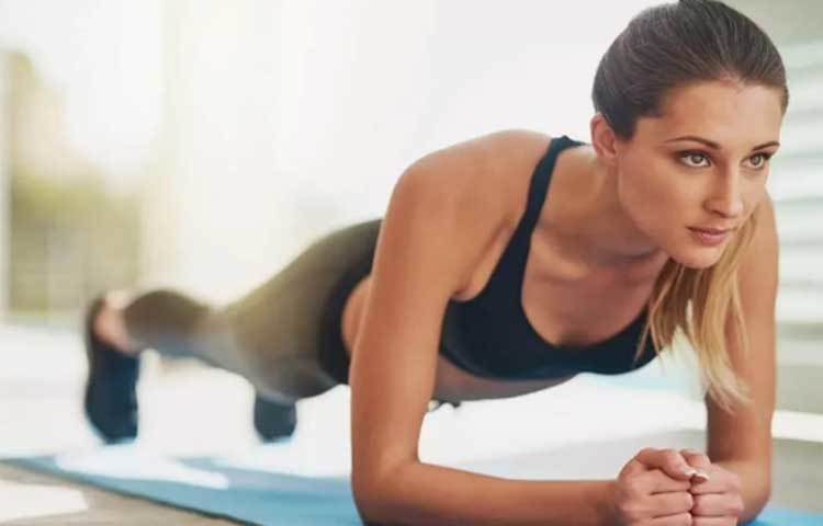 তবে ঠিক মতো পদ্ধতি মেনে প্লাঙ্ক করবেন। না-হলে বেকায়দায় লেগে যাবে হাঁটুতে। তাই দেখে নিন কীভাবে এই ব্যায়ামটি করতে হয়।