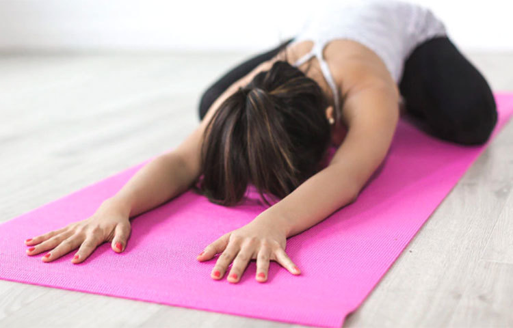 আগে বুঝুন শরীর কতটা ধকল নিতে পারবে। আপনি যখন জিম বা কোনো যোগা ক্লাসে যান, তখন সেখানে আপনার ট্রেনার থাকে। তিনিই আপনাকে বলে দেন, কতটা শরীরচর্চা বা কোন পদ্ধতিতে শরীরচর্চার প্রয়োজন রয়েছে আপনার। কিন্তু বাড়িতে আপনি নিজেই নিজের ট্রেনার। তাই ফিট থাকার জন্য একদিনে অতিরিক্ত ধকল নিয়ে ফেললে কিন্তু শরীরের বিভিন্ন পেশীতে বেকায়দায় টান পড়তে পারে, ব্যথা হতে পারে। পেশীতে খিঁচুনিও ধরতে পারে। প্রত্যেকের শরীরের গঠন, আর পরিশ্রম করার ক্ষমতা একেক রকম। তাই নিজের ক্ষমতা বুঝে তৈরি করুন আপনার ফিটনেস প্লান।