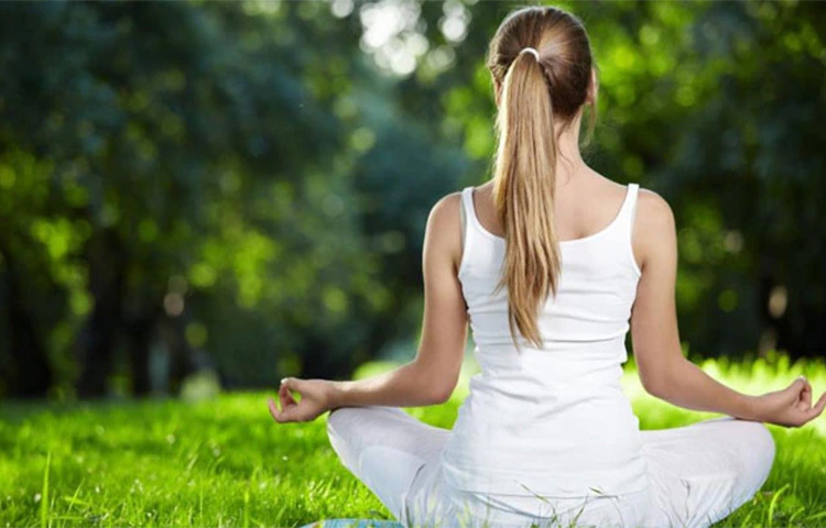 বিশুদ্ধ বাতাস জীবাণু বের করে দিতে সাহায্য করে। কাজেই যারা নিয়মিত ব্যায়াম করেন তাদের চট করে সর্দি-কাশি ও শ্বাসনালীর সংক্রমণ হয় না। শরীরে শ্বেতকণিকার সংখ্যা বাড়াতে সাহায্য করে। এর কারণে রোগপ্রতিরোধ শক্তি যেমন বাড়ে তেমনই ওজন বশে থাকে বলেও সংক্রমণের ঝুঁকি কমে যায়। ছবি: সংগৃহীত