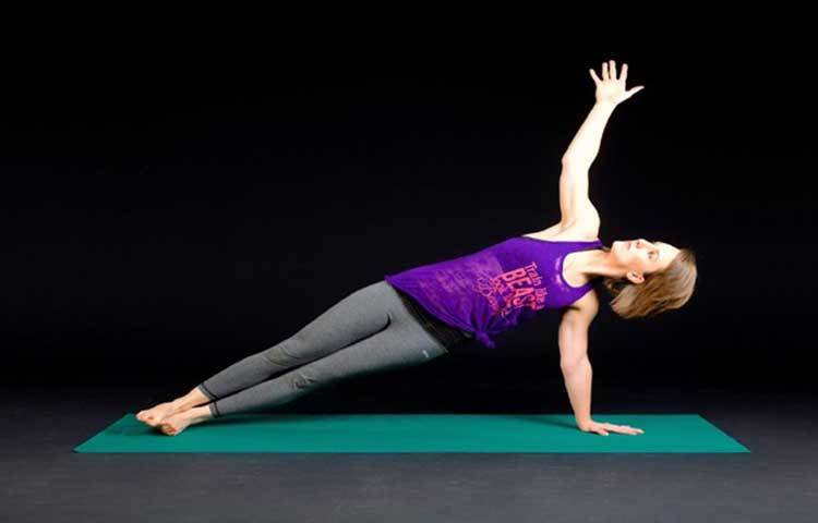 ব্রিজ হোল্ড: উল্ট ভাবে শুয়ে হাত দুটিকে দুদিকে প্রসারিত করে গোড়ালির ওপর ভর দিয়ে ১০ মিনিট ধরে ধারাবাহিকভাবে ওঠা-নামা করলেই সম্ভব এই কসরত।