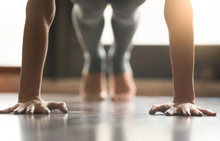 জিমে যেহেতু আপনাকে গাইড ট্রেনার থাকেন। তাই শরীরচর্চার পদ্ধতি ভুল হওয়ার সম্ভবনা কমই থাকে। কিন্তু বাড়িতে আপনি যেহেতু আপনার মতো করেই শরীরচর্চা করেন, সে ক্ষেত্রে ভুল হওয়ার সম্ভবনা একটা থেকেই যায়। তাই এই বিষয়ে আপনাকে বাড়তি নজর দিতেই হবে। পদ্ধত্বি ভুলে চোট পাওয়ার ঝুঁকি অনেকটাই বেশি।