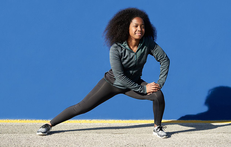 ব্যায়াম করার সময় হাতের কাছে রাখুন ছোট তোয়ালে। বার বার ঘাম মুছে নিন। নয়তো ঘাম জমে ছত্রাক সংক্রমণের আশঙ্কা রয়ে যায়। পরিষ্কার তোয়ালে ছাড়া আপনার নিজের হাত বার বার মুখে দেবেনও না। নয়তো মুখে আরও বেশি জীবাণু লেগে যাওয়ার সম্ভাবনা দেখা দেয়। ছবি: সংগৃহীত