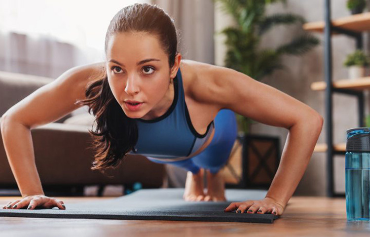 চুল লম্বা হলে ভালো করে বেঁধে নিন এক্সারসাইজ শুরুর আগে। নয়তো চুল এসে বার বার চোখেমুখে পড়লে মনসংযোগের অসুবিধে হয়। আবার চুলের ময়লাও মুখে লেগে যায়। ছবি: সংগৃহীত