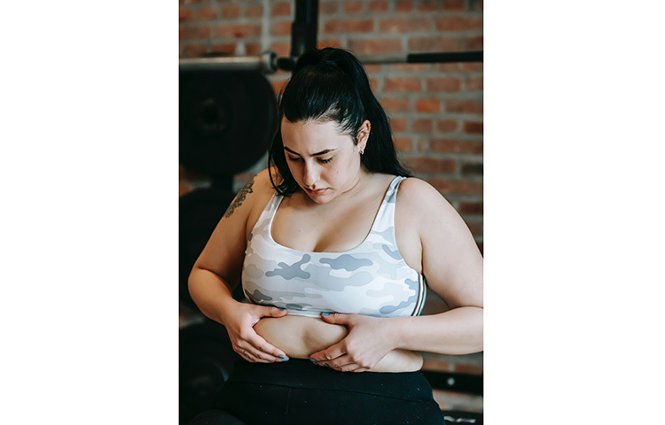 খাওয়াদাওয়া এবং জীবনযাপনের ক্ষেত্রে কিছু পরিবর্তন করলেই পেটের চর্বি থেকে মু্ক্তি সম্ভব। শরীরচর্চাকে জীবনযাত্রার অবিচ্ছেদ্য অঙ্গ করে নিন। ঘণ্টার পর ঘণ্টা না খেয়ে বসে থাকবেন না। বরং সুষম খাবারে পূর্ণ মিলগুলোকে ছোট ছোট অংশে ভাগ করে নিন। পেটের মেদ ঝরিয়ে ফেলার লক্ষ্য নিলে প্রথম থেকেই বিশেষজ্ঞের পরামর্শ নিন। ছবি: সংগৃহীত