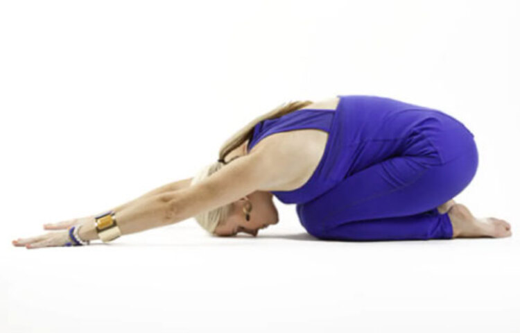 প্রথমেই হাঁটু গেরে বসুন। তারপর পায়ে পেট চেপে হাত সোজা করে ছবির মতো করে মাথা মাটিতে স্পর্শ করুন। এভাবে তিন থেকে চার বার শ্বাস নিন।