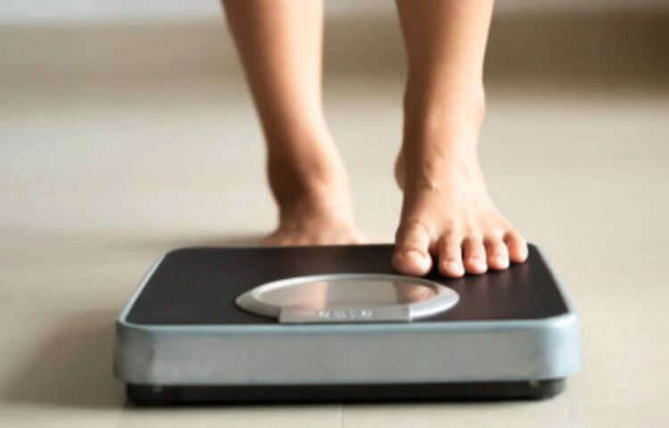 সকালের ব্যায়াম: সকালে ব্যায়াম করলে আপনার মেটাবলিজম বেড়ে যায় এবং সারাদিন ধরে ক্যালোরি বার্ন হতে থাকে। সকালে ব্যায়াম করলে রাত্রে ঘুমও ভালো হয়, যেটা সন্ধ্যাবেলা ব্যায়াম করলে অতটা হয় না। নিউ সাউথ ওয়েলস বিশ্ববিদ্যালয়ের একটি গবেষণা বলছে, সকাল বেলা ব্রেকফাস্টের আগের সময়টা যদি কার্ডিও ব্যায়াম করার জন্য আদর্শ। বিশেষ করে কেউ যদি ওজন কমাতে চান, তা হলে সকালেই ব্যায়াম করতে হবে। সকালে ব্যায়াম করলে আপনার শরীরে এনডোফিন নামে হরমোন নিঃসৃত হয় যা আপনাকে পজিটিভ এনার্জি ও সারাদিন কাজের ধকল সামলানোর স্ফূর্তি যোগায়। তা ছাড়া এটা আপনাকে মানসিক ভাবেও অনেক সজাগ রাখে।