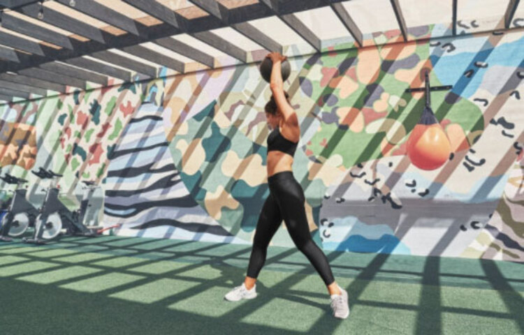 সন্ধ্যাবেলার ব্যায়াম: অন্য দিকে দেখা যাচ্ছে যারা সন্ধ্যাবেলা ব্যায়াম করেন তারা অনেকটা বেশি সময় দিতে পারেন এ কাজে। ইউরোপিয়ান জার্নাল অফ অ্যাপ্লায়েড সাইকোলজিতে প্রকাশিত একটি প্রবন্ধ বলছে বেশিরভাগ অ্যানারোবিক পায়ের ব্যায়াম সন্ধেবেলা করলেই ভালো ফল পাওয়া যায়। পেশির নির্মাণ, হাই ইনটেনসিটি ব্যায়াম ও অ্যারোবিক্স এবং পাওয়ার বেসড ব্যায়াম, ওয়েট ট্রেনিং যদি কেউ করতে চান, তবে সন্ধ্যাবেলা ব্যায়াম করলেই ভারো। সন্ধ্যাবেলা আপনার শরীরের তাপমাত্রা উষ্ণ থাকে যা পেশি তৈরির জন্য খুব কার্যকরী।