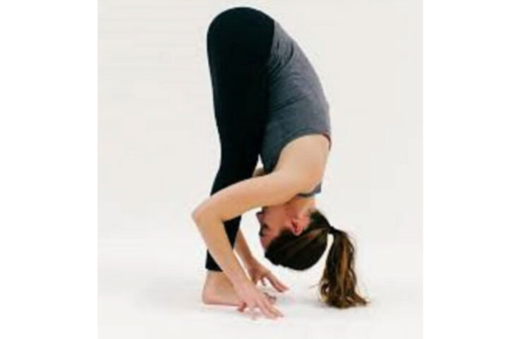 এরপর ছবির মতো করে মাথা মাটির দিকে ঝুকিয়ে পা সোজা রেখে, মাথা হাঁটুতে স্পর্শ করানোর চেষ্টা করুন।