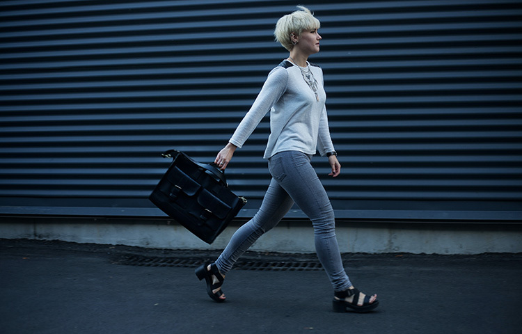 একটানা এক জায়গায় বসে থাকবেন না। পেটের মেদসহ শরীরের বিভিন্ন সমস্যাকে বাড়িয়ে তোলে এক জায়গায় বসে থাকার কুঅভ্যাস। তাই অফিস বা বাড়িতে, যেখানেই বসে কাজ করুন না কেন, মাঝে মাঝে কাজ থেকে বিরতি নিয়ে কিছু ক্ষণ হাঁটাহাঁটি করুন। ছবি: সংগৃহীত