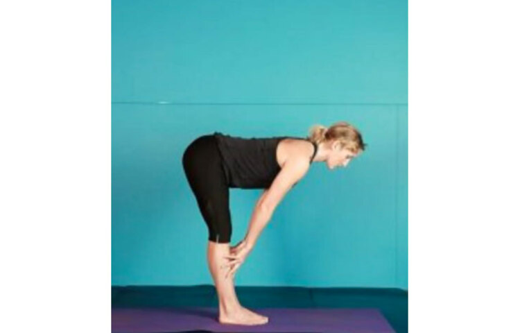 এরপর সামান্য হেলে বডি ছবির মতো করে রাখুন। দুইহাত দিয়ে হাঁটু স্পর্শ করুন। এভাবে যতক্ষণ পারবেন থাকুন। সকালে উঠে মাত্র আধঘণ্টা করুন। তফাত পাবেন নিজেই।