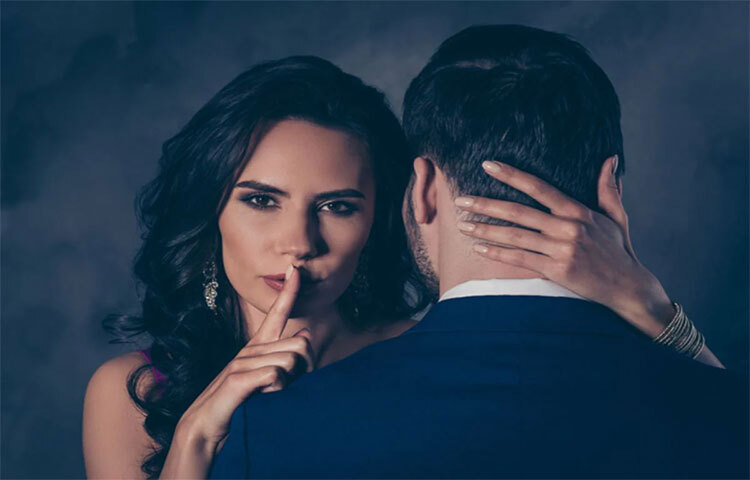 অনেক সময় দেখা যায়, পরকীয়া সম্পর্ক থেকে বেরিয়ে আসার পরও সঙ্গীর প্রতি সেই বিশ্বাসটা আর ফেরে না। তাই উল্টোদিকের মানুষটার মনে সারাক্ষণ সন্দেহ থেকে যায়। তাই নতুন করে তার বিশ্বাস অর্জন করা জরুরি। ছবি: সংগৃহীত