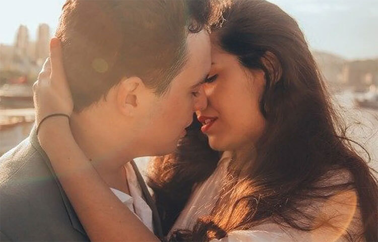 স্ত্রী বা স্বামীকে নানা ধরনের সারপ্রাইজ দিয়ে, ভালবাসায় ভরিয়ে সেই ভাঙা মনকে জোড়া দেওয়ার কাজটিও করতে হবে অত্যন্ত নিপুণ হাতে। অভিনয় নয়, সত্যি আবেগ যেন থাকে সেইসব কাজে। নাহলে কিন্তু সম্পর্কের ফাটল উল্টে কোনো তৃতীয় ব্যক্তি ছাড়াই চওড়া হতে পারে। যা জোড়া লাগা আরও কঠিন হয়ে উঠতে পারে। তাই সতর্ক হন। ছবি: সংগৃহীত