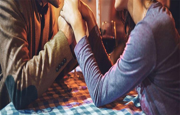 এমনকি কখন আর কীভাবে নতুন সেই সম্পর্কে জড়িয়ে পড়েছেন, তার ব্যাখ্যা খুঁজে পাওয়াও মুশকিল হয়ে পরে। শারীরিক ও মানসিকভাবে জড়িয়ে পড়লেও এই সম্পর্ক দীর্ঘস্থায়ী হওয়া একটু কঠিন হয়ে পরে। ছবি: সংগৃহীত