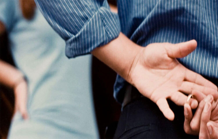 কেন এই সম্পর্কে জড়িয়ে পড়েছিলেন আগে সেই কারণটা বোঝার চেষ্টা করুন। বেশিরভাগ ক্ষেত্রে দেখা যায়, দাম্পত্য জীবনে বিশেষ কোনো সমস্যা এবং বিবাদের কারণেই অন্য সম্পর্কে পা রাখেন কোনো নারী বা পুরুষ। সেক্ষেত্রে দুজনে আলোচনার মাধ্যমে সেই বিশেষ সমস্যাটি মিটিয়ে ফেলার চেষ্টা করুন। ছবি: সংগৃহীত