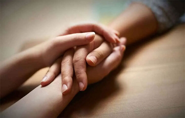 তবে নিজেদের মধ্যে বোঝাপড়া ভালো থাকলে স্থান-কাল-পাত্র বুঝে সঙ্গীকে গোটা বিষয়টি খুলে বলে দিতেই পারেন। কারণ অন্য কারও থেকে ব্যাপারটা জানলে তা আরও ক্ষতি করতে পারে পারস্পরিক সম্পর্ককে। সেইজন্য সময় সুযোগ বুঝে বিষয়টি শেয়ার করার পরামর্শ দিচ্ছেন বিশেষজ্ঞরা। ছবি: সংগৃহীত