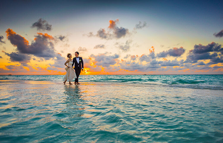 এখানে বিশেষজ্ঞদের পরামর্শ, একবার পরকীয়া থেকে বেরিয়ে আসার সিদ্ধান্ত নিয়ে ফেললে সেই ব্যক্তি বা মহিলার সঙ্গে সমস্ত সম্পর্ক ছিন্ন করে দেওয়াই বুদ্ধিমানের কাজ। তবে অবশ্যই সম্পর্কে ইতি টানার কথা তাকে সোজাসুজি জানিয়ে দিন। আবেগপ্রবণ হয়ে কোনোভাবে তার সঙ্গে যোগাযোগ করার চেষ্টা না করাই ভালো। বরং সংসার ও কাজে মন দিন। কাজটি কঠিন হলেও ফলপ্রসু হবে নিশ্চিত। ছবি: সংগৃহীত