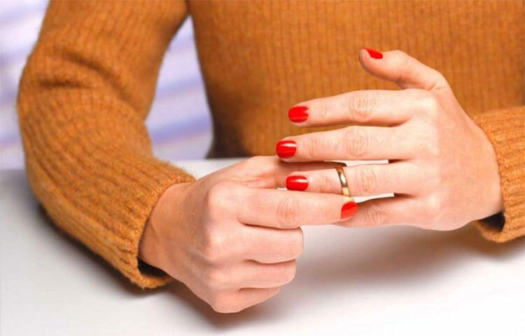 স্ত্রী অথবা স্বামীর মধ্যে যিনি পরকীয়ায় জড়িয়ে পড়েন, তাকেই কাঠগড়ায় দাঁড় করানো হয়। অন্য সম্পর্কে জড়ানোর সমস্ত দায় তার উপরেই চাপিয়ে দেওয়া হয়। এমনটা হলে কিন্তু পরকীয়ায় ইতি টানার উদ্দেশ্যই পূরণ হবে না। পার্টনার বা সঙ্গী কেন পরকীয়ায় জড়িয়ে পড়েছিলেন, সেই বিষয়টি নিয়েও দু-পক্ষের আলোচনা প্রয়োজন। সমাধান খোঁজার কথাও ভাবতে হবে দুজনকেই। ছবি: সংগৃহীত