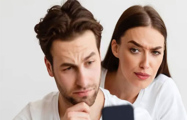 দাম্পত্যের মূল ভিত্তি আস্থা ও বিশ্বাস। কিন্তু মাঝে মাঝে সেই বিশ্বাসের ফাটল দিয়েই প্রবেশ করে পরকীয়া। তৃতীয় ব্যক্তির উপস্থিতিতে তাসের ঘরের মতো ভেঙে পড়ে দাম্পত্য এবং স্বামী স্ত্রীর মধ্যে সম্পর্ক। সম্পূর্ণ বোঝা না গেলেও পরকীয়ার কিন্তু আভাস পাওয়া যায় আচার আচরণে। অনেক সময় সূক্ষ্ম পরিবর্তনেও লুকিয়ে থাকে অমোঘ ইঙ্গিত। তাই খেয়াল করতে ভুলবেন না। ছবি: সংগৃহীত