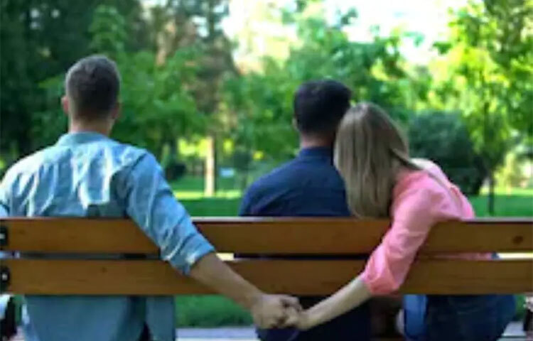 অফিসে নবাগতা কারোর কথা কি প্রায়ই বলছেন আপনার স্বামী? বিশেষ করে প্রসঙ্গ না থাকলেও টেনে আনছেন তাকে? খেয়াল করুন তো কোনো বিশেষ রেস্তরাঁ বা ক্যাফের প্রশংসা ইদানীং বার বার শুনেছেন কিনা স্বামীর মুখে? আগে হয়তো এই প্রসঙ্গ আসতোই না আপনার স্বামীর কথায়, কিন্তু এখন আসছে। তাই সতর্ক হোন। হতে পারে নতুন কোনো সম্পর্কে জড়িয়ে পড়ছেন আপনার জীবনসঙ্গী। ছবি: সংগৃহীত