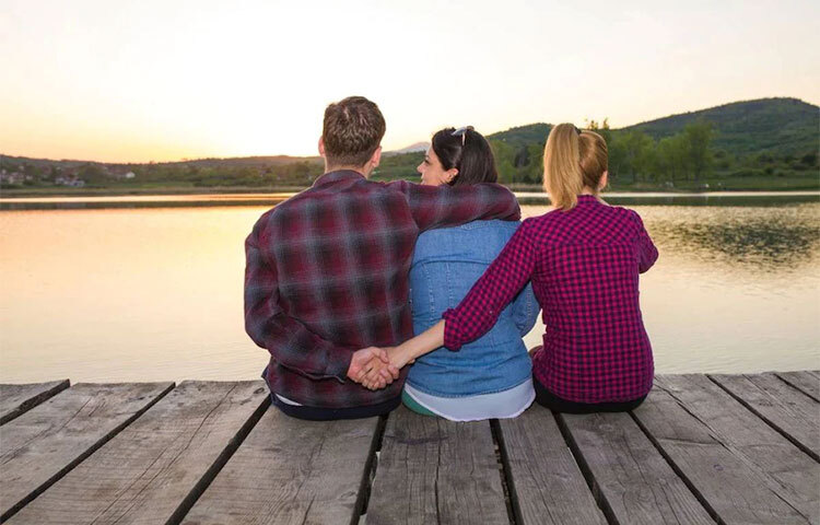 তবে নতুন কারোর প্রতি আগ্রহ দেখানো মানেই পরকীয়া বা প্রতারণা নয়। কিন্তু আপনার স্বামী তার সঙ্গে বেশি সময় তো কাটাচ্ছেন। সেই সম্পর্ক বন্ধুত্বের সীমা অতিক্রম করলেই জটিলতার আশঙ্কা। ছবি: সংগৃহীত