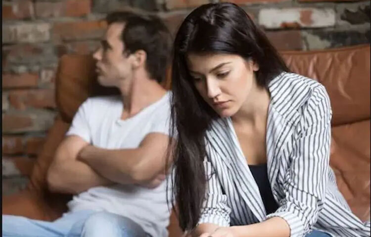 কোনো কোনো চাকরিতে একাধিকবার অফিশিয়াল ট্যুর থাকে। কিন্তু আপনার স্বামী কি আগের তুলনায় বেশি বার ‘অফিসের কাজে’ বাইরে যাচ্ছেন? এই সুযোগে তিনি আপনার কাছে কিছু গোপন করছেন না তো? এ সব বিষয়ে সন্দেহ না করে পরিষ্কার করে কথা বলুন স্বামীর সঙ্গে। এতে সাময়িক বিতণ্ডা বা তিক্ততা হয়তো হবে। কিন্তু দীর্ঘ সময়ের জন্য সেটা আদতে স্বাস্থ্যকর। ছবি: সংগৃহীত