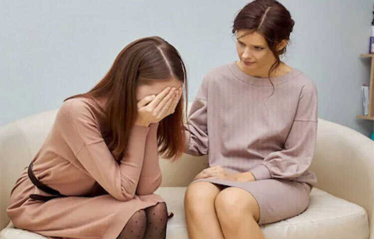 স্বামীকে অকারণে সন্দেহ করবেন না। এতে সম্পর্ক বা দাম্পত্য আরও বিষিয়ে উঠবে। আচরণে পরিবর্তন এলে নিজে অযথা আকাশপাতাল দুশ্চিন্তা করবেন না। কোনোরকম সমস্যা হলেই স্বামীর সঙ্গে স্পষ্ট করে কথা বলুন। দরকারে পরামর্শ নিন মনোবিদের। ছবি: সংগৃহীত