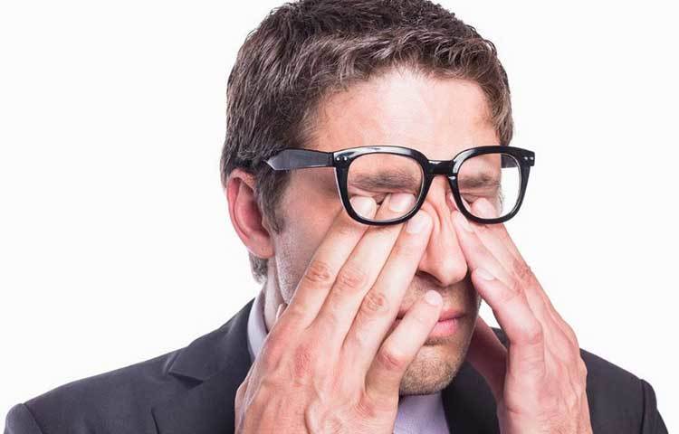 চোখ মাঝে মাঝে চুলকানো তেমন মারাত্মক কিছু নয়। তবে যদি ঘন ঘন চোখ চুলকায় তাহলে তা অবশ্যই চিন্তার বিষয়। চোখ চুলকানো, শরীরে মারাত্মক অ্যালার্জির প্রকোপের লক্ষণ। শরীর অতিরিক্ত হিস্টামাইন উৎপন্ন করে, যার কারণে অতিরিক্ত চোখ চুলকানোর সমস্যা দেখা দেয়। শুধু চোখ নয় দ্রুত নিরাময় করতে না পারলে ক্রমশ নাক, গলা এবং চামড়াতেও ছড়াতে পারে অতিরিক্ত চুলকোনির সমস্যা।