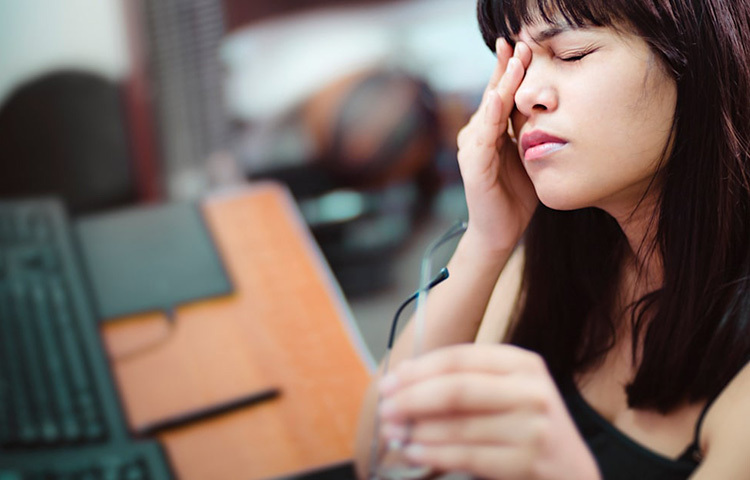 প্রকৃতপক্ষে, চোখের পাতার মাংসপেশি ঝাঁকুনির কারণে কোনো ব্যক্তির চোখ কুঁচকে যেতে পারে। মায়োকেমিয়া পেশিগুলির স্বাভাবিক সংকোচনের কারণে নিচের চোখের পাতার উপর আরও বেশি প্রভাব ফেলে যার জন্যে চোখ অনেক সময় কাঁপে। ছবি: সংগৃহীত