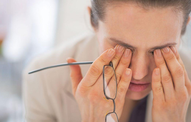 চোখের সমস্যা হওয়া থেকে চোখ মুচড়ে যাওয়া এর সবটার কারণই হলো স্ট্রেস। এর ফলে মাঝে মাঝেই চোখ নাচার মতো সমস্যা হয়ে থাকে। স্ট্রেসের কারণে চোখের সমস্যা হয়ে থাকে এমনটাই অভিমত বিশেষজ্ঞদের। ছবি: সংগৃহীত