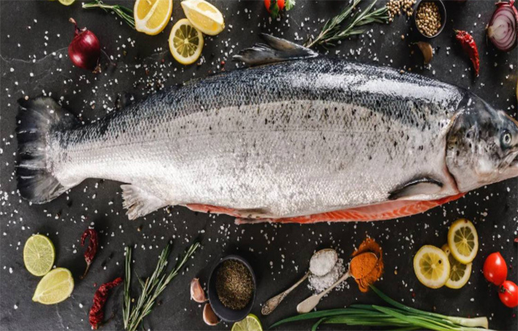 ওমেগা থ্রি ফ্যাটি অ্যাসিড চোখের পক্ষে খুব উপকারী। ড্রাই আই সিন্ড্রোম দূর করে চোখে আর্দ্রতা ভারসাম্য বজায় রাখে এই উপাদান। কডলিভার ওয়েল, স্যামন, সার্ডিন, ম্যাকারেলেরমতো সামুদ্রিক মাছ, ফ্ল্যাক্স সিডের মতো খাবার ওমেগা থ্রি ফ্যাটি অ্যাসিডের উৎস। ছবি: সংগৃহীত