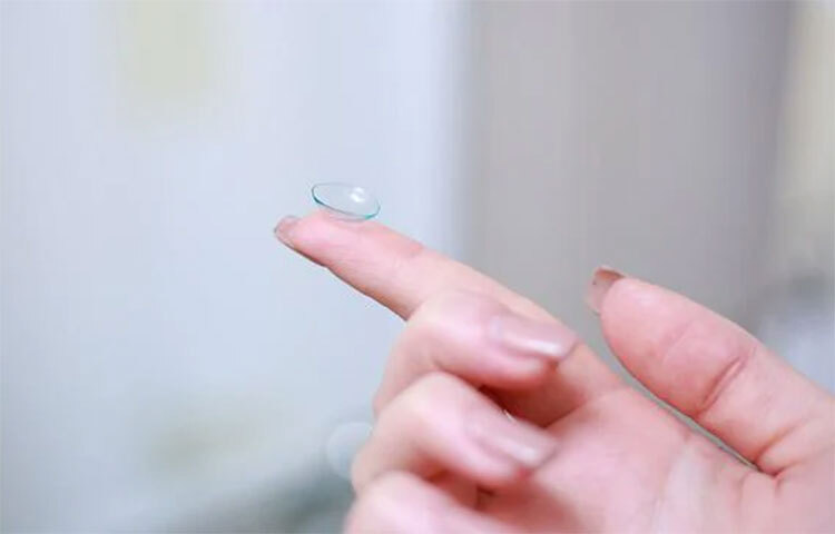 চোখের জন্য যা মেকআপ ব্যবহার করবেন, তা যেন অবশ্যই অয়েল ফ্রি ও ওয়াটার প্রুফ হয়। না হলে কাজল বা মেক আপ গলে চোখের ভিতরে ঢুকে যাওয়ার ভয় থাকে। ছবি: সংগৃহীত