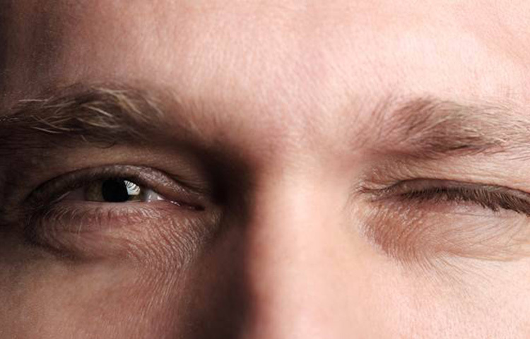 দিনের অনেকটা সময় টিভি, ল্যাপটপ, মোবাইল ব্যবহার করার ফলে চোখের স্ট্রেন পড়ে। চোখ নাচার মতো সমস্যা থেকে মুক্তি পেতে চোখকে বিশ্রাম দেয়া খুব জরুরি। ছবি: সংগৃহীত