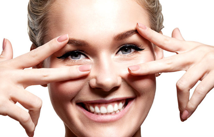 বিশষজ্ঞদের মতে, কাজের ফাঁকে কিছু হালকা চোখের ব্যায়াম করা যেতে পারে, চোখের মণি উপরে নিচে আর পাশে ধীরে ধীরে রোল করার মতো করে ঘোরান। চোখ আরাম পাবে। সারাক্ষণ কম্পিউটার বা টিভির পর্দায় চোখ আটকে রাখবেন না, বরং বই পড়ুন। তাতে চোখ শান্ত থাকবে। ছবি: সংগৃহীত