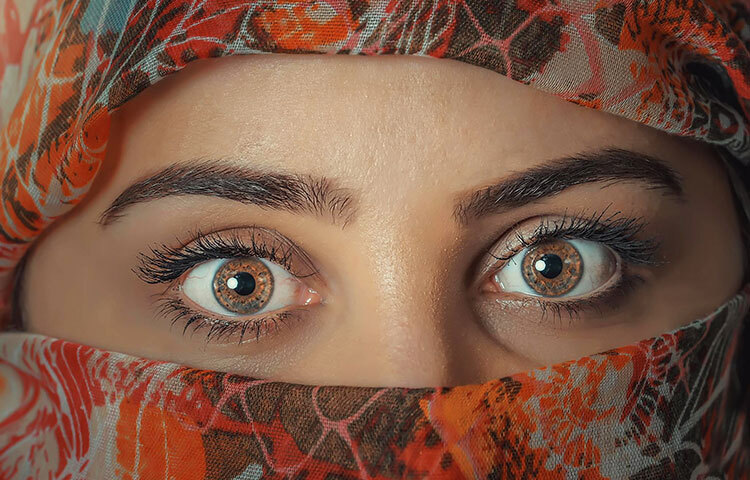 হাই কোলেস্টেরল: শরীরে কোলেস্টেরলের মাত্রা বাড়ালে আইরিশের পাশে সাদা, ধূসর বা নীল বলয় তৈরি হয়। যদিও বার্ধক্যজনিত কারণেও এমন রিং দেখা যায়। তবে হাই কোলেস্টেরল থাকলেও এমনটা হতে পারে। তাই যে কোনো বয়সে চোখে এমন রিং দেখলে কোলেস্টরলের মাত্রা পরীক্ষা করাতে হবে। মনে রাখতে হবে, হাই কোলেস্টেরল হৃদরোগ এবং স্ট্রোকের ঝুঁকি বাড়িয়ে দেয়। ছবি: সংগৃহীত