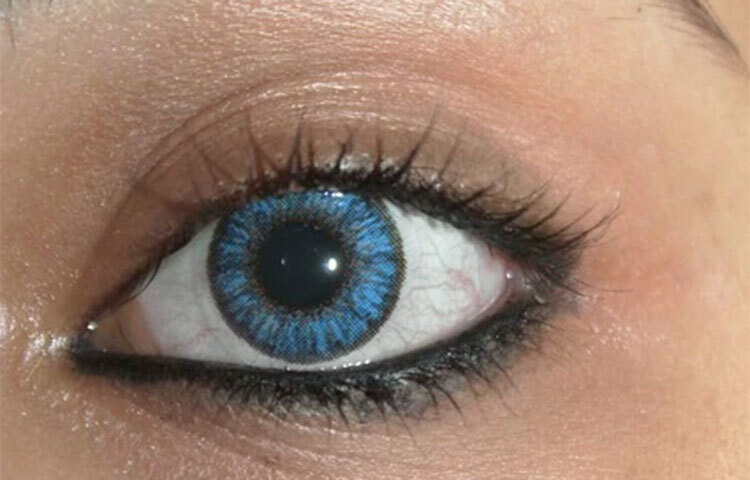 বেশি মোটা বা কনট্যাক্ট লেন্সে খোঁচা লাগতে পারে এমন কোনো কাজল ব্যবহার করবেন না। বরং আইলাইনার ব্যবহার করুন।এতে কনট্যাক্ট লেন্সে খোঁচা লাগার কোনো ঝুঁকি থাকে না। ছবি: সংগৃহীত