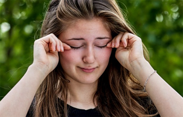 চিকিৎসকেদের মতে, পর্যাপ্ত ঘুমের অভাবে চোখে সমস্যা হতে পারে। ক্যাফেইন, অ্যালকোহলের মতো উপাদানও চোখের উপর বিশেষ প্রভাব ফেলতে পারে। এমন কী এগুলো চোখ নাচার মতো সমস্যাগুলো বাড়িয়ে তুলতে পারে। ছবি: সংগৃহীত