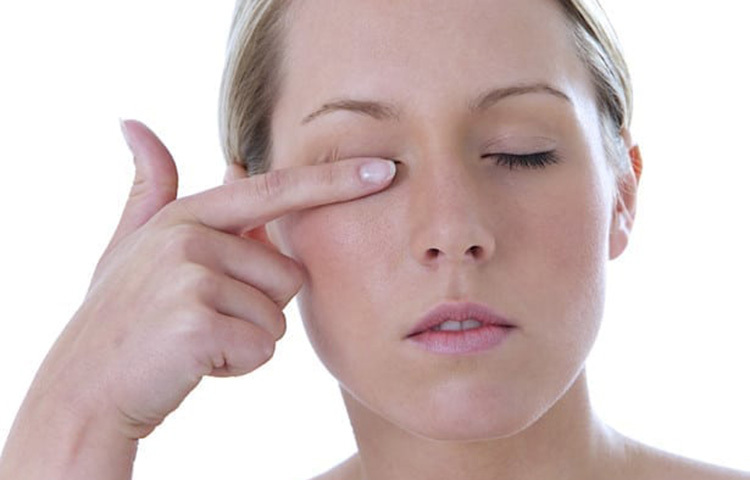 চোখ নাচা থেকে প্রতিকার পেতে গোলাপ জল ব্যবহার করতে পারেন। ঠান্ডা গোলাপ জলে একটি সুতির কাপড় ডুবিয়ে চোখের উপর দিতে পারেন। ছবি: সংগৃহীত