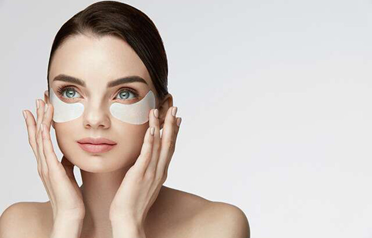 চোখে ঠান্ডা জলের ঝাপটা দিতে পারেন। আর না হলে শসা গোল গোল করে কেটে চাপা দিয়ে শুয়ে থাকতে পারেন। চোখের উপর দেয়ার আগে কিছুক্ষণ ফ্রিজে রেখে দিতে পারেন শসার টুকরো। আর না হলে তুলা গোলাপজলে ভিজিয়ে নিন। সেই ভেজা তুলো চোখের উপর দিয়ে রাখুন। চোখ অনেকক্ষণ আর্দ্র থাকবে। ছবি: সংগৃহীত