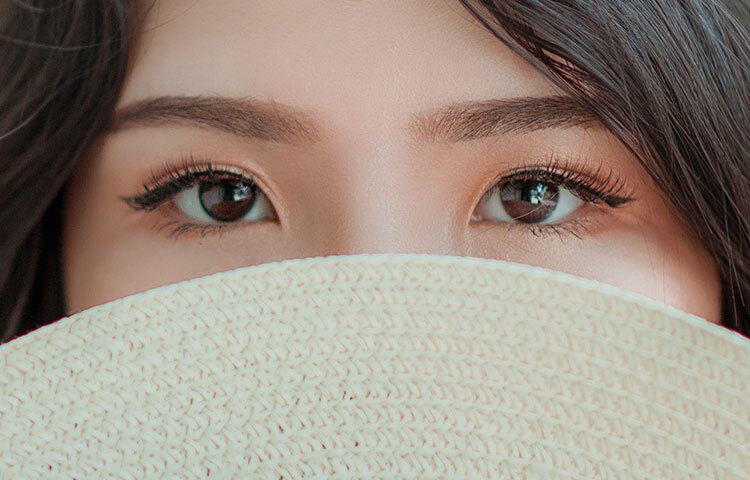 সংক্রমণ: মাঝে মধ্যে কর্নিয়াতে সাদা দাগ দেখা যায়। এটা সংক্রমণের লক্ষণ। চশমার পরিবর্তে যারা কনট্যাক্ট লেন্স ব্যবহার করেন, তাদের ক্ষেত্রে এটা বেশি দেখা যায়। ব্যাকটেরিয়া বা ছত্রাকের ফলে দূষিত লেন্সের জন্য এমন সংক্রমণ হয়। এতে কর্নিয়ায় চিরস্থায়ী দাগ হওয়ার সম্ভাবনা থাকে। ব্যথাও হতে পারে। ছবি: সংগৃহীত