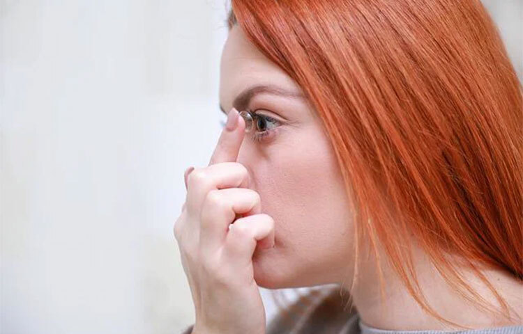 চোখের ওয়াটারলাইনে কাজল বা আইলাইনার না পরাই ভালো। কারণ অনেক সময়ে ওয়াটার লাইনে কাজল পরতে গিয়ে তা চোখের ভিতরে ঢুকে যায়। কনট্যাক্ট লেন্স পরে থাকা অবস্থায় এটি ঘটলে বড় বিপদ হতে পারে। ছবি: সংগৃহীত