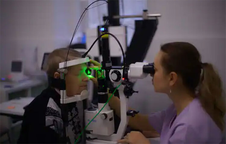 বর্তমানে ফেকো, এসআইসিএস, ইসিসিই-এর মতো উন্নতমানের চিকিৎসা দিয়ে অতি সহজেই রোগ নিরাময় এবং দৃষ্টি স্বাভাবিক হয়ে যায়। অযতœ না করলে ছানি খুব সহজেই সেরে যায়। ছবি: সংগৃহীত