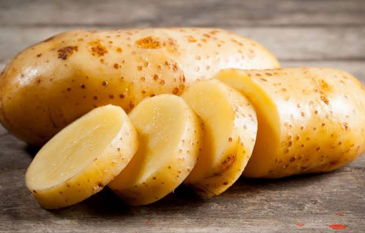 খোসাসহ আলু বেটে বা পেস্টের মতো করে চোখের উপরে মাখিয়ে কিছুক্ষণ রাখুন। দ্রুত উপকার পাবেন।