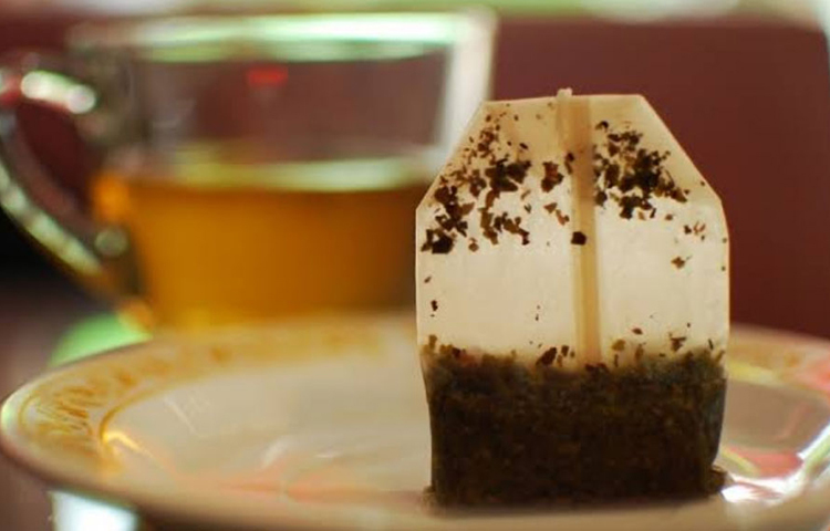 ঠান্ডা টি ব্যাগ চোখের উপর রাখলে ডার্ক সার্কলের সমস্যায় ভালো ফল পাবেন। রাতে শোবার আগে অন্তত মিনিট পনেরো নিয়মিত রাখতে হবে।