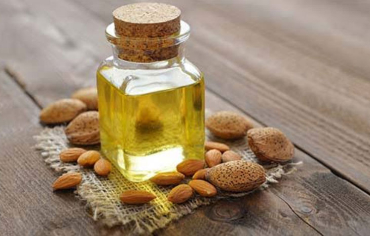 চোখের চারপাশে বাদাম তেল দিয়ে মালিশ করলেও ‌দ্রুত উপকার পাবেন।